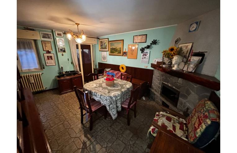 appartamento in vendita a Casalzuigno in zona Arcumeggia