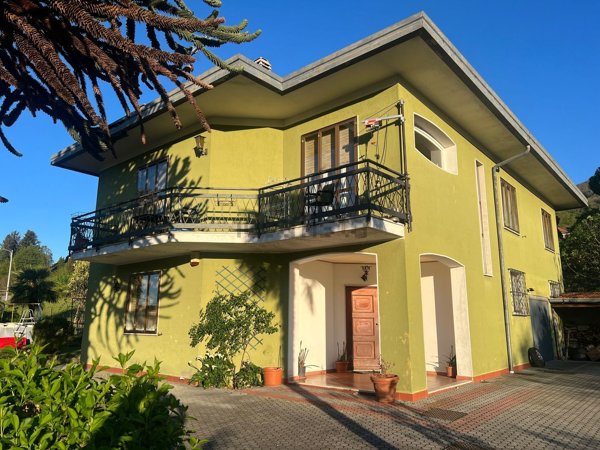 casa indipendente in vendita a Casalzuigno