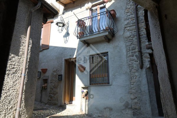 appartamento in vendita a Casalzuigno in zona Arcumeggia