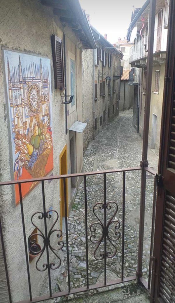 appartamento in vendita a Casalzuigno in zona Arcumeggia