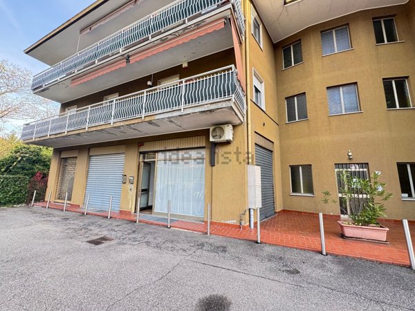 locale commerciale in vendita a Casalzuigno