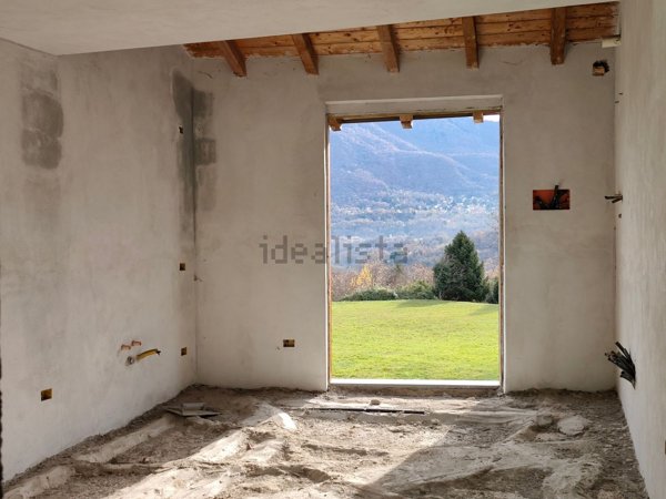 casa indipendente in vendita a Casalzuigno