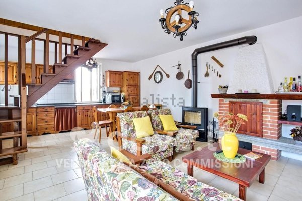 appartamento in vendita a Casalzuigno in zona Arcumeggia