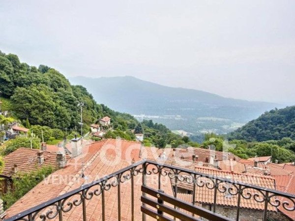appartamento in vendita a Casalzuigno in zona Arcumeggia