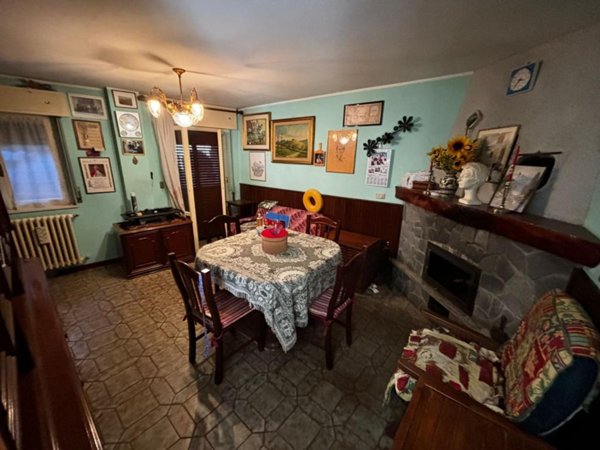 appartamento in vendita a Casalzuigno in zona Arcumeggia