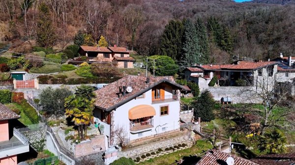 casa indipendente in vendita a Casalzuigno