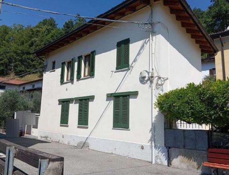appartamento in vendita a Casalzuigno in zona Arcumeggia
