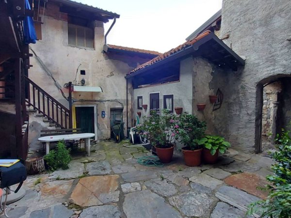 casa indipendente in vendita a Casalzuigno in zona Arcumeggia