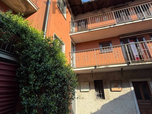 appartamento in vendita a Casalzuigno in zona Arcumeggia