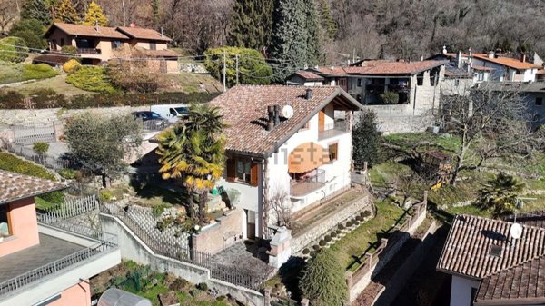 casa indipendente in vendita a Casalzuigno