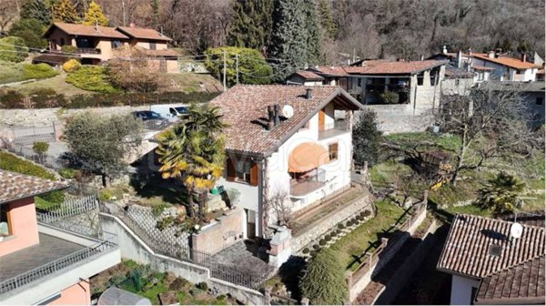casa indipendente in vendita a Casalzuigno