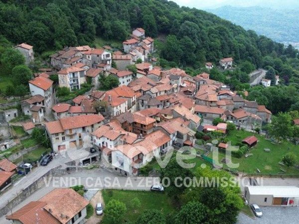 casa indipendente in vendita a Casalzuigno in zona Arcumeggia