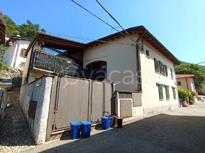 appartamento in vendita a Casalzuigno in zona Arcumeggia