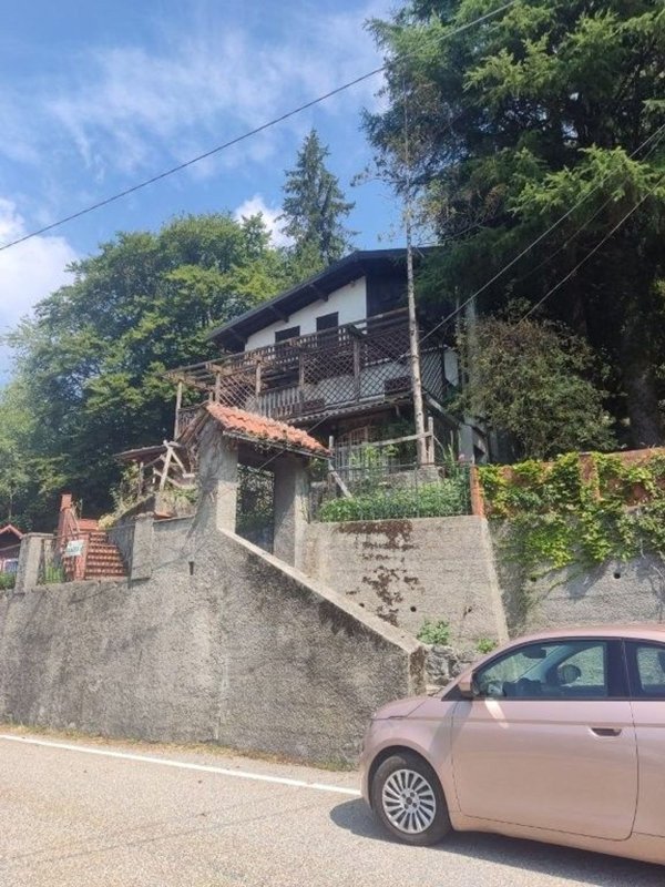 casa indipendente in vendita a Casalzuigno in zona Arcumeggia