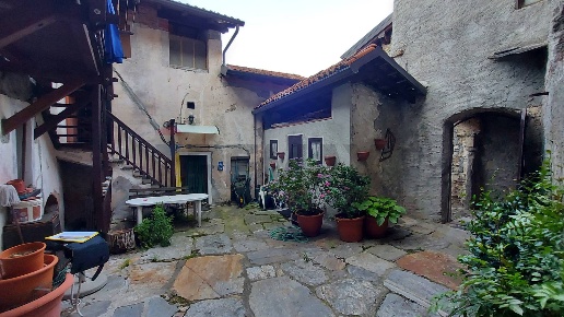 casa indipendente in vendita a Casalzuigno in zona Arcumeggia