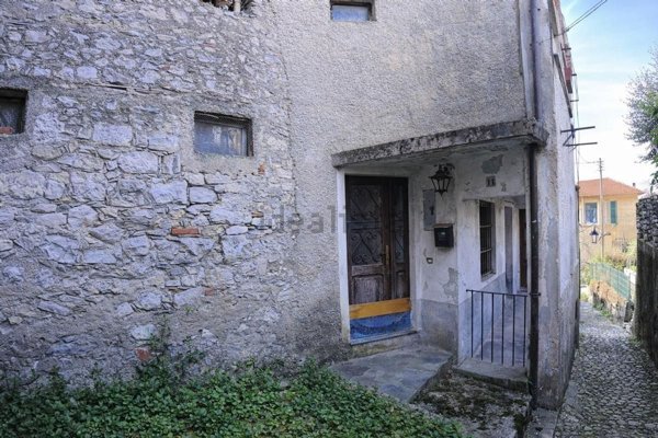 appartamento in vendita a Casalzuigno in zona Arcumeggia