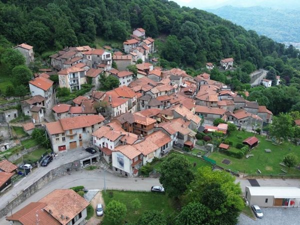 casa indipendente in vendita a Casalzuigno in zona Arcumeggia