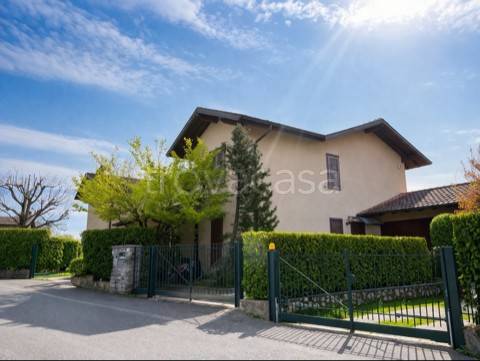 casa indipendente in vendita a Casciago in zona Morosolo
