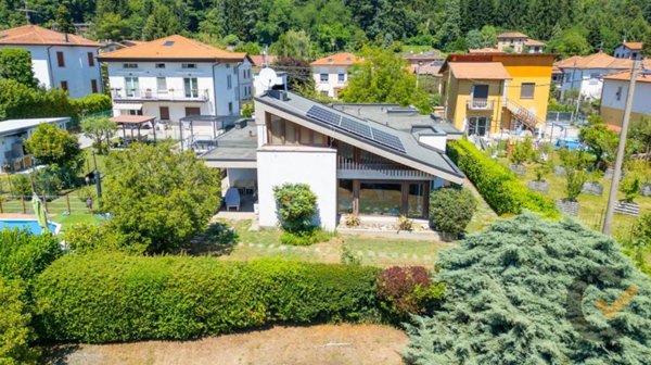 casa indipendente in vendita a Casciago in zona Casarico