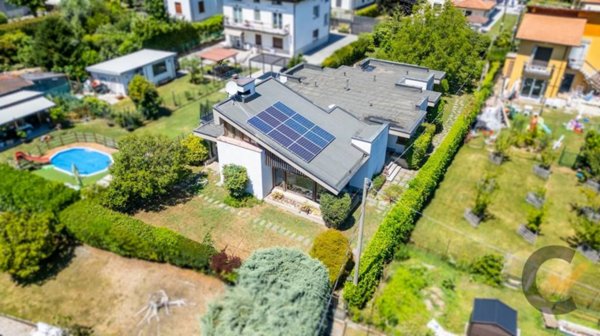 casa indipendente in vendita a Casciago in zona Casarico