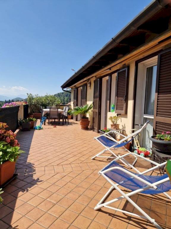 appartamento in vendita a Casciago in zona Casarico