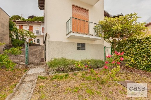 appartamento in vendita a Casciago in zona Casarico