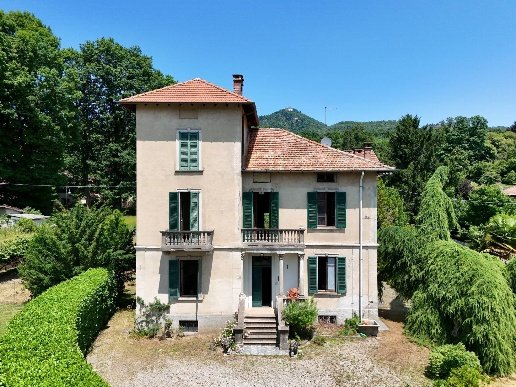 casa indipendente in vendita a Casciago in zona Casarico