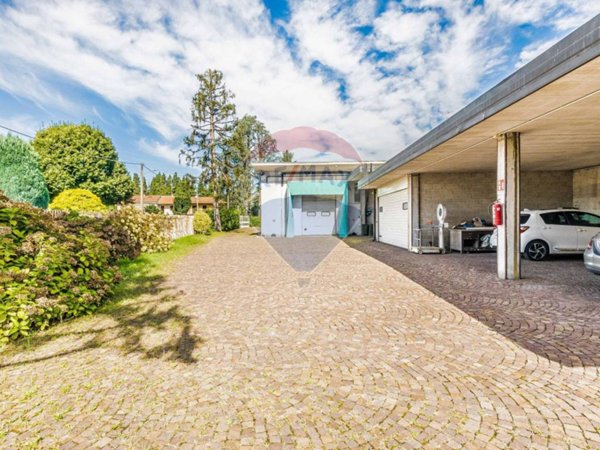 locale commerciale in vendita a Casorate Sempione