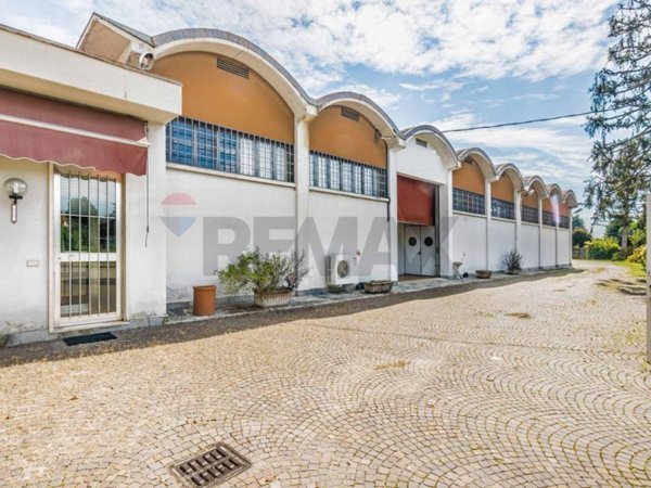 locale commerciale in vendita a Casorate Sempione