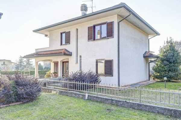 casa indipendente in vendita a Casorate Sempione