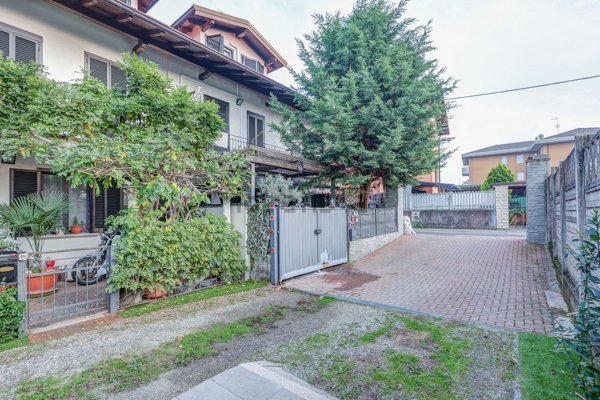 casa semindipendente in vendita a Casorate Sempione