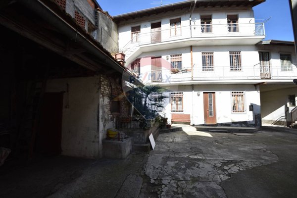 casa semindipendente in vendita a Casorate Sempione