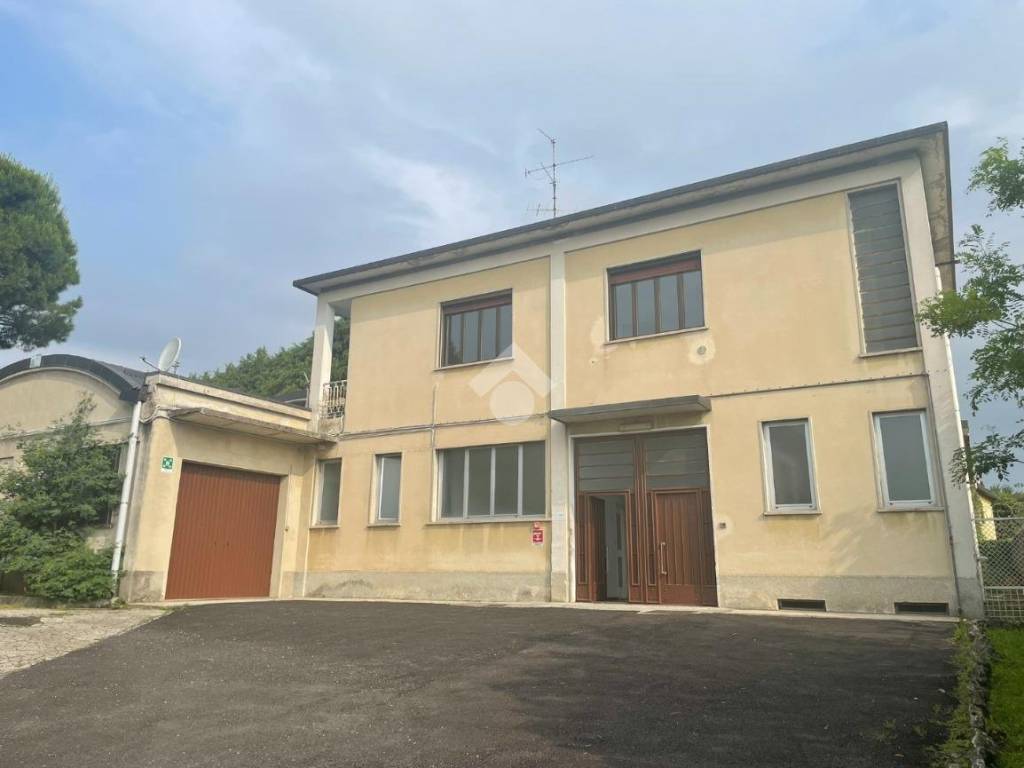 casa indipendente in vendita a Casorate Sempione