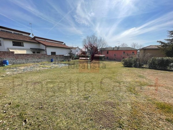 terreno edificabile in vendita a Casorate Sempione