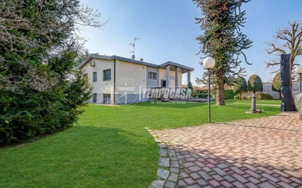 casa indipendente in vendita a Casorate Sempione
