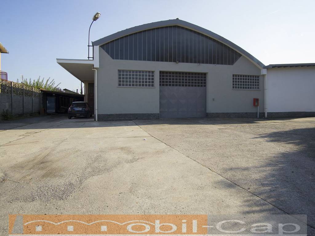 locale commerciale in vendita a Cassano Magnago