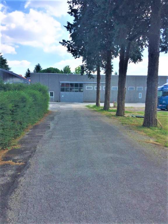 locale commerciale in vendita a Cassano Magnago