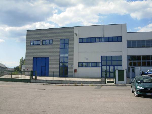 locale commerciale in vendita a Cassano Magnago
