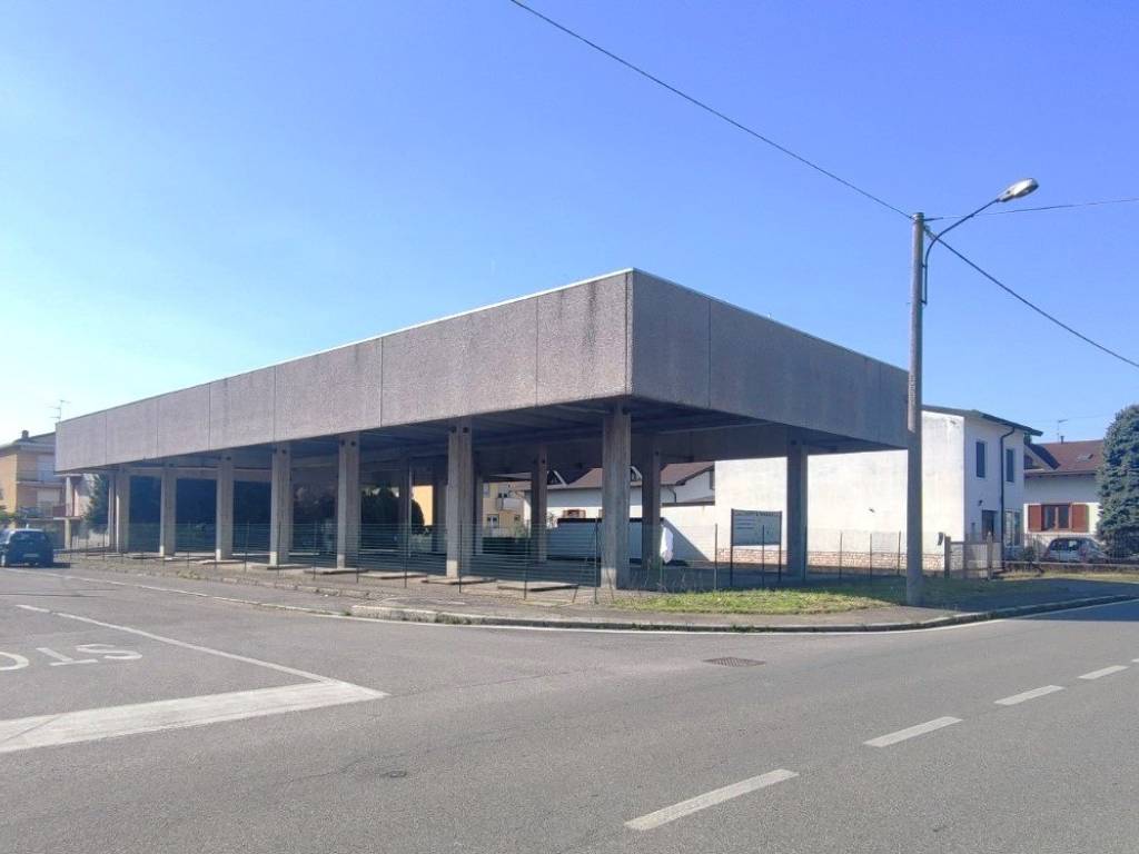 locale commerciale in vendita a Cassano Magnago