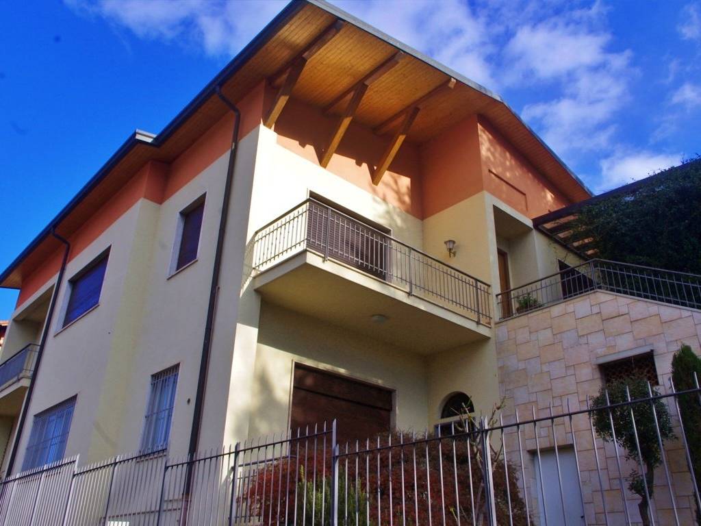 casa indipendente in vendita a Cassano Magnago