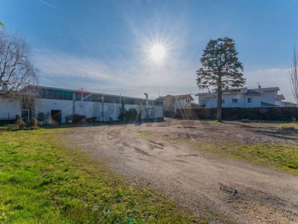 locale commerciale in vendita a Cassano Magnago