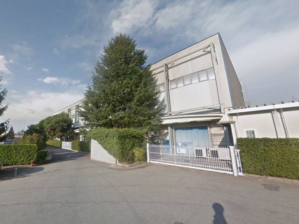 locale commerciale in vendita a Cassano Magnago