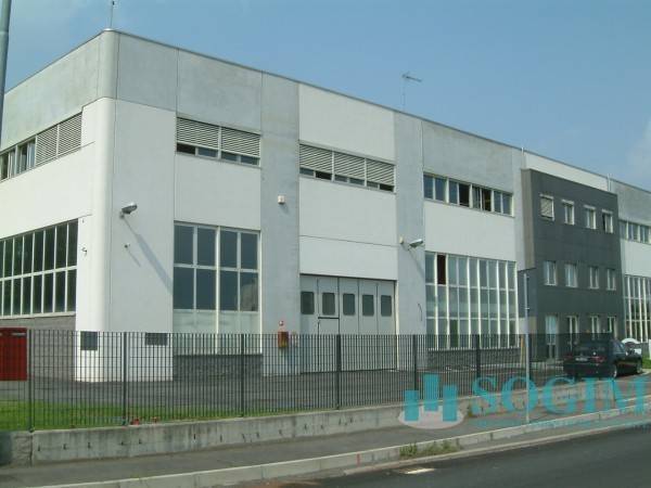 locale commerciale in vendita a Cassano Magnago