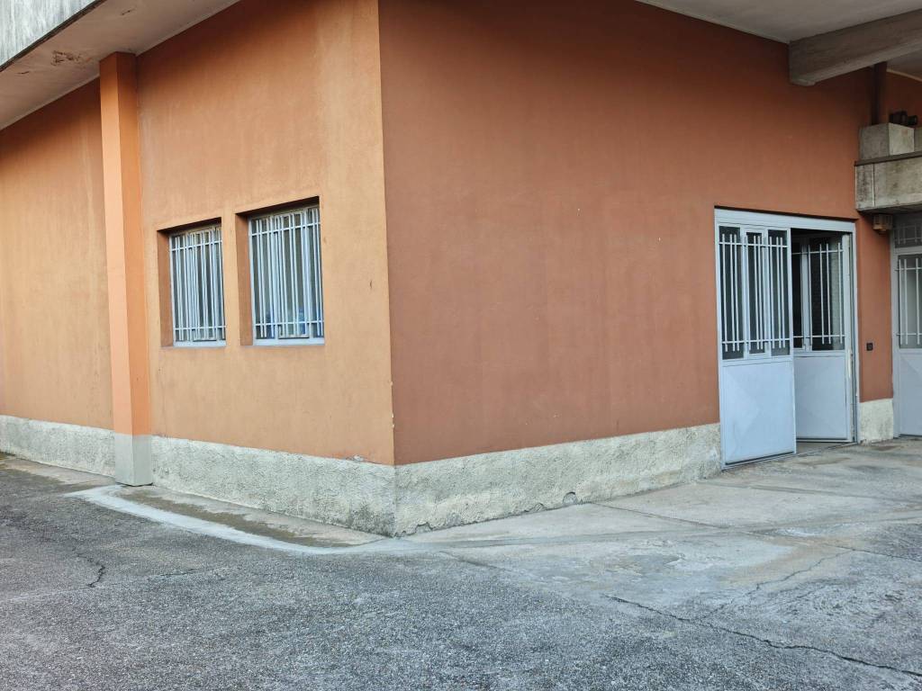 locale commerciale in vendita a Cassano Magnago