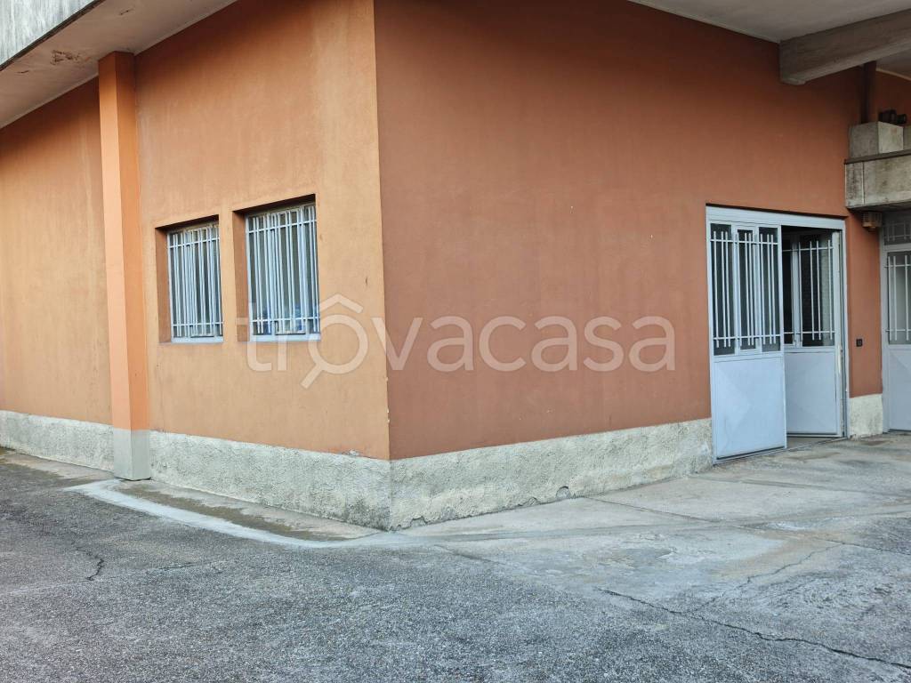 locale commerciale in vendita a Cassano Magnago