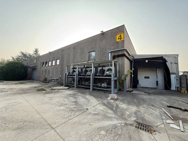 locale commerciale in vendita a Cassano Magnago