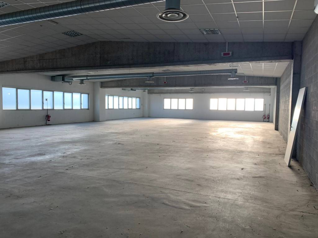 locale commerciale in vendita a Cassano Magnago