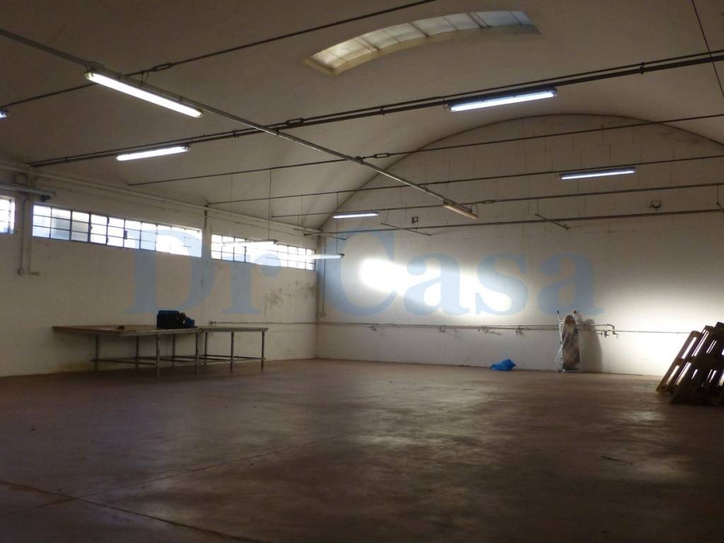 locale commerciale in vendita a Cassano Magnago