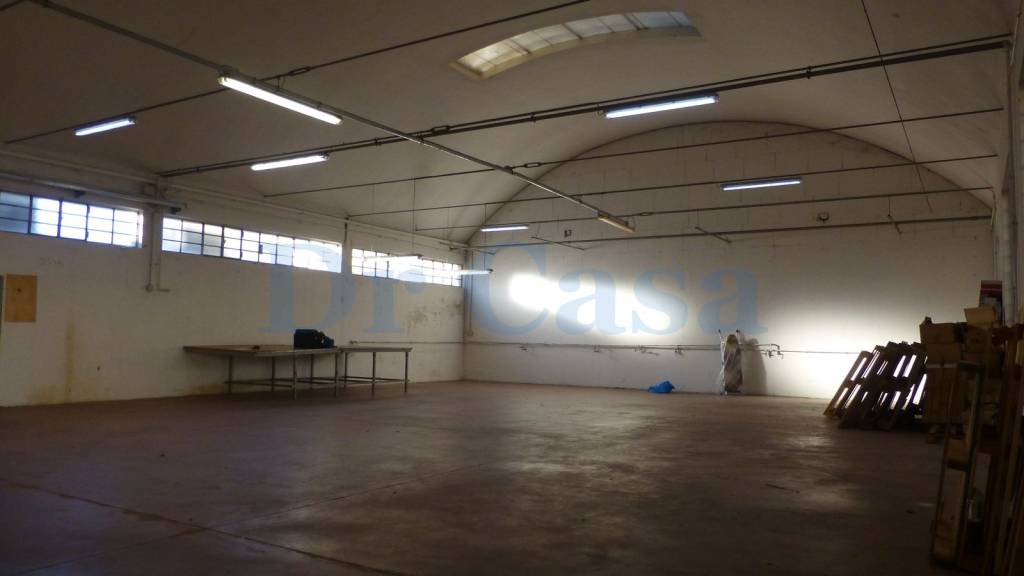 locale commerciale in vendita a Cassano Magnago