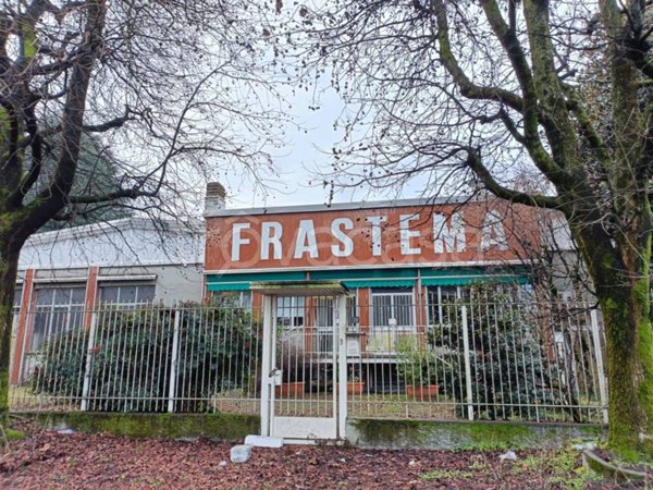 locale commerciale in vendita a Cassano Magnago